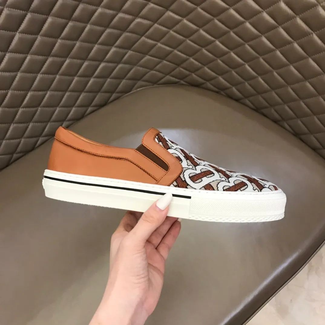 ◾️▫P340 B's new spring and summer product, men's classic low-cut slip-on sneakers, made of classic retro B's printed canvas material, spliced ​​with layered calfskin, and decorated with a new brand logo. First-layer cowhide lining, embossed Burberry logo on the heel, and original TPU outsole!  Size: 38-45
